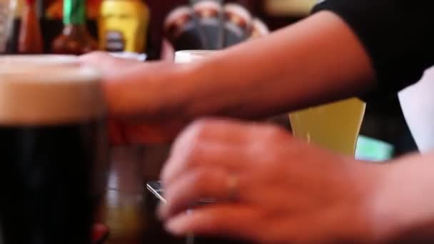 Le serveur dans le bar apporte et met sur la table différentes qualités de bières 