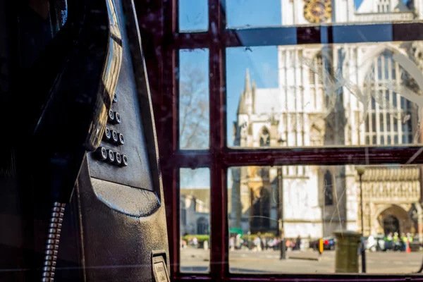 Londres - 14 de abril: Abadia de Westminster através do copo de uma cabine telefônica vermelha — Fotografia de Stock