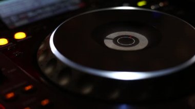 DJ Cd çalar ve bir parti için mikser