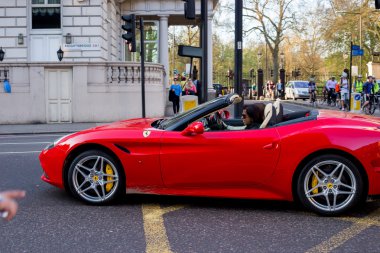 Londra, İngiltere - 14 Nisan 2015: Kırmızı Ferrari sokakta görünümünü 