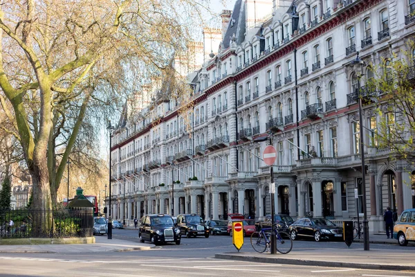 Λονδίνο, Ηνωμένο Βασίλειο - 14 Απριλίου,: Street του Λονδίνου του τυπικό μικρό 19ου αιώνα βικτοριανών σπιτιών — Φωτογραφία Αρχείου