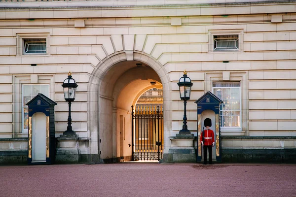 Λονδίνο, Ηνωμένο Βασίλειο - 14 Απριλίου 2015: Sentry ΕΦΗΜΕΡΕΥΟΝΤΑ στα ανάκτορα του Μπάκιγχαμ — Φωτογραφία Αρχείου