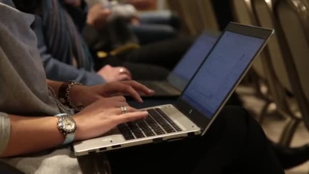 妇女的手在计算机键盘上打字 — 图库视频影像