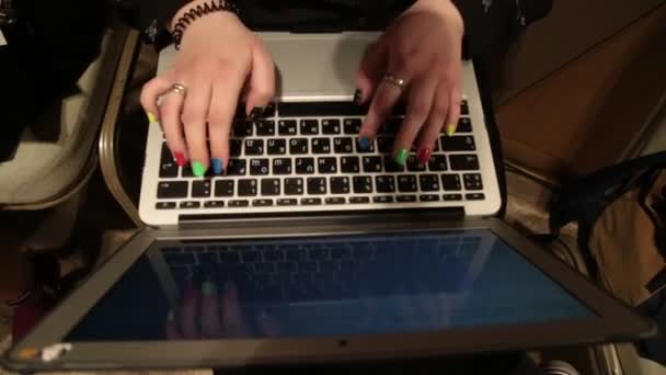 여자 손에 컴퓨터 러시아어 키보드 입력 — 비디오