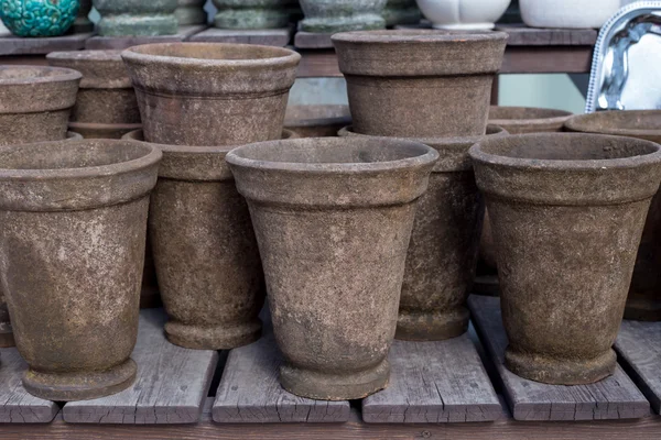 Vasos de flores. pilhas aleatórias e pilhas de vasos de flores vintage na prateleira de madeira — Fotografia de Stock