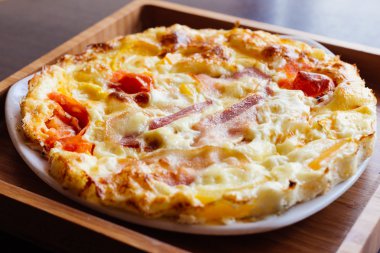 Çırpılmış yumurta, pastırma ve domates.