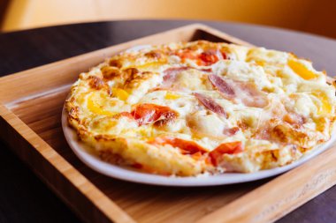 Çırpılmış yumurta, pastırma ve domates.