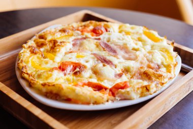 Çırpılmış yumurta, pastırma ve domates.