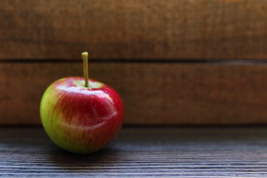 ahşap arka plan üzerinde taze kırmızı elma