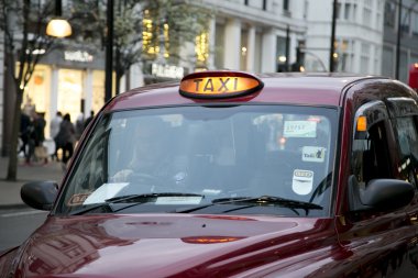 Londra, İngiltere - 8 Nisan 2015: Londra kırmızı taksi işareti 