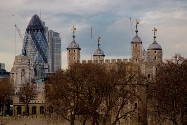 Οικονομική συνοικία του Λονδίνου και την γέφυρα του Πύργου — Φωτογραφία Αρχείου