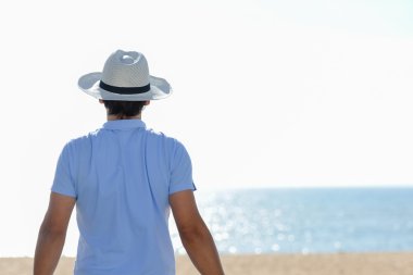 Adam arkadan görünüm yaz güneşli açık havada arka plan üzerinde ayakta