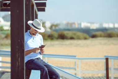 İş adamının elinde cep telefonu var. Uygulama SMS iletisi kullanıyor. 