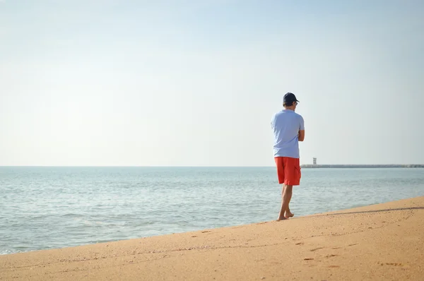 Homem de pé com o oceano no fundo . — Fotografia de Stock