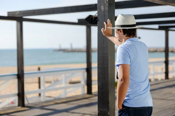 Visão traseira do homem desfrutando de belo mar, ar fresco ao ar livre — Fotografia de Stock