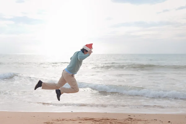 Superman Santa Claus terbang di atas pantai laut dan langit — Stok Foto