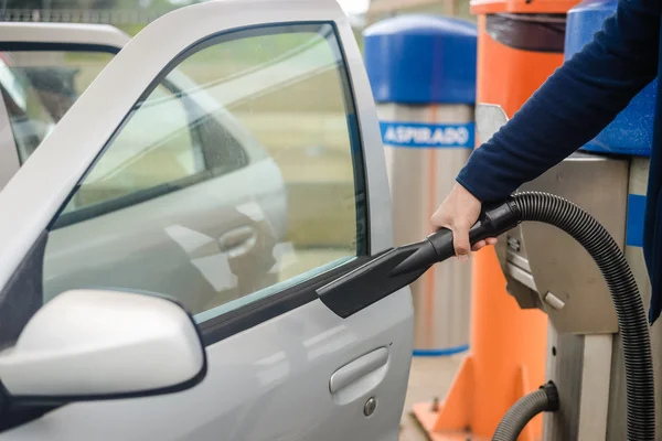 Primer plano en las manos del hombre hoovering o limpieza del coche — Foto de Stock