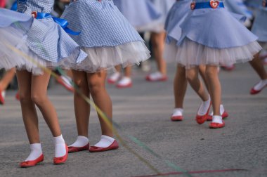 Bir karnaval geçit açık havada arka plan üzerinde Bayan bacaklar