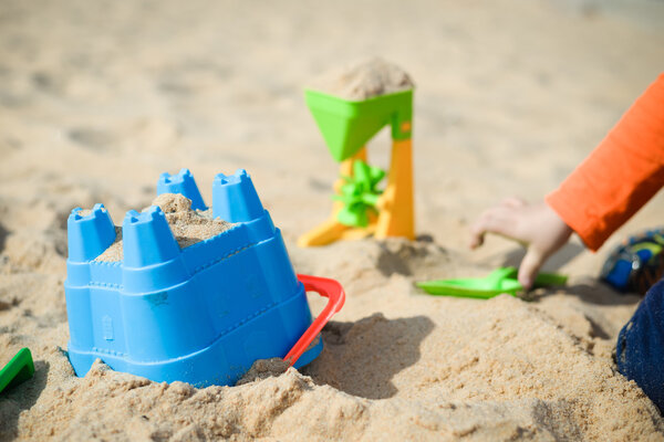 Дети играют с пляжными песчаными игрушками
