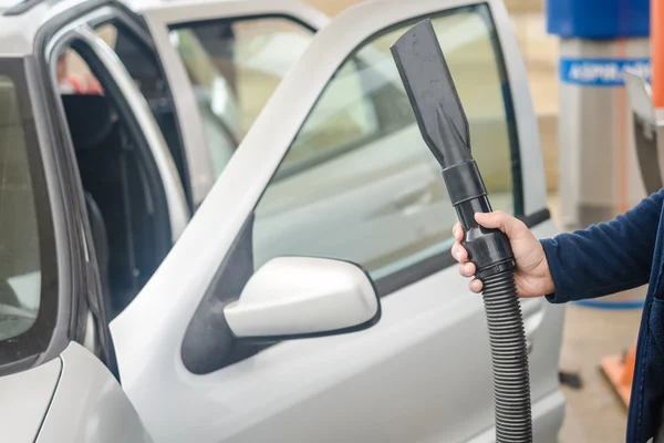 Portre üzerinde temizlik ve iç vakumlama otomatik araba Servisi. — Stok fotoğraf