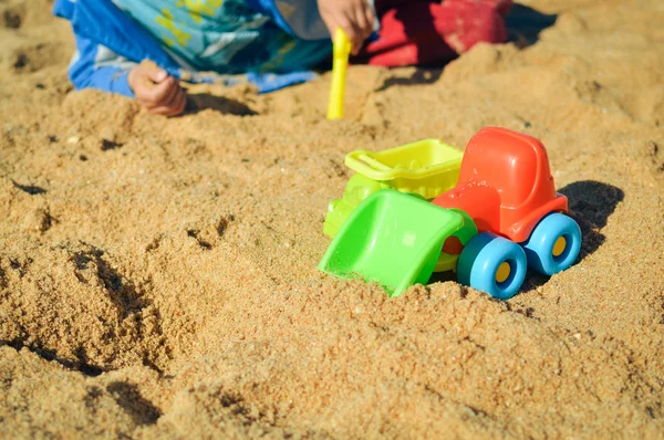 Bulldozer brinquedo na praia dia ensolarado ao ar livre fundo — Fotografia de Stock