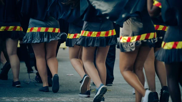 Vedere din spate a picioarelor femeilor Parada carnavalului în aer liber fundal. Rochie uniformă — Fotografie, imagine de stoc