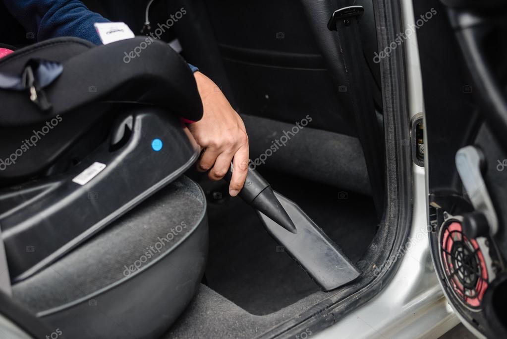 Auto auto service schoonmaken en stofzuigen interieur — Stockfoto ... Auto auto service schoonmaken en stofzuigen interieur — Stockfoto ...