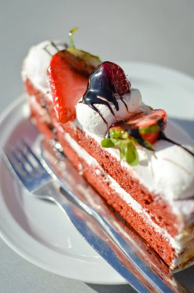 밝은 배경에 딸기와 초콜릿 케이크에 근접 촬영 — 스톡 사진