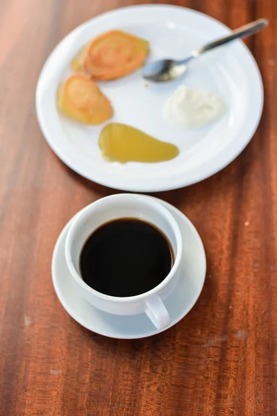 Pfannkuchen mit Honig, Sahne und Kaffeetasse. Ansicht von oben. — Stockfoto