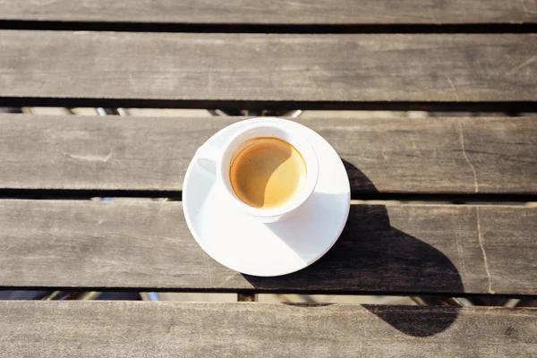 Primo piano su tazza di caffè su sfondo tavolo di legno — Foto Stock