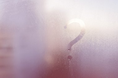 Soru işareti. Dumana pencere cam arka plan portre üzerinde çizim yazıt kavramı