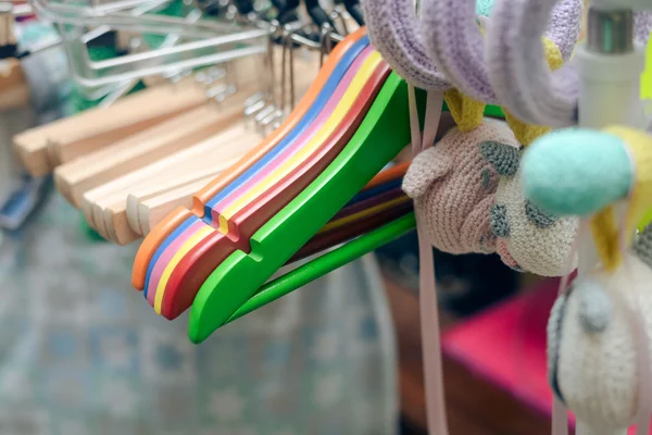 Photo closeup of colorful hangers hanging on rack — Stock Photo, Image