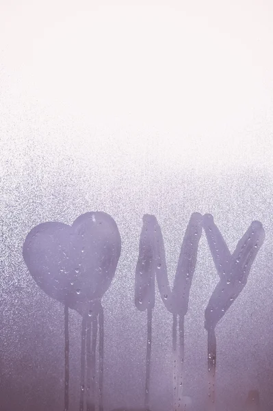 Närbild på kärlek hjärta Ny - New York tecken på glas bakgrund — Stockfoto