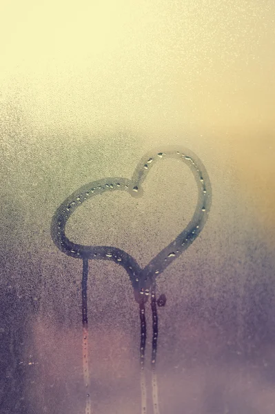 Corazón de amor en la ventana de niebla. Te quiero el día de San Valentín. primer plano foto —  Fotos de Stock