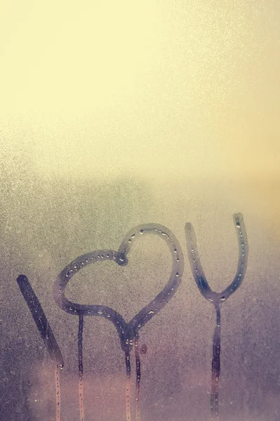 Amor coração na janela nebulosa. Adoro-te no Dia dos Namorados. fechar a foto — Fotografia de Stock