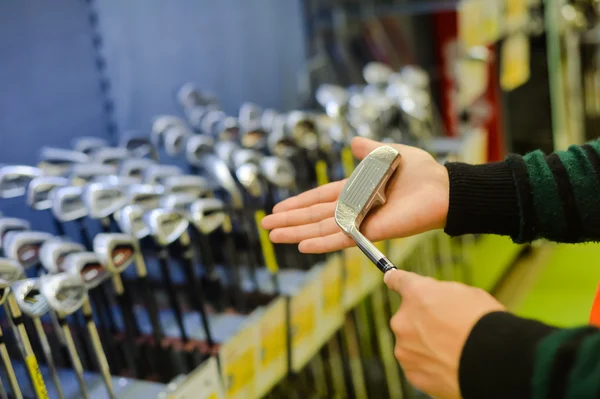 Personne tenant dans un club de main dans un magasin de golf . — Photo