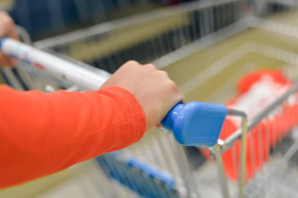 Primer plano a mano con carrito de compras — Foto de Stock