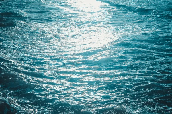 Blaue Wellen des Meeres und Schaumhintergrund, Reflexionen des Sonnenlichts — Stockfoto