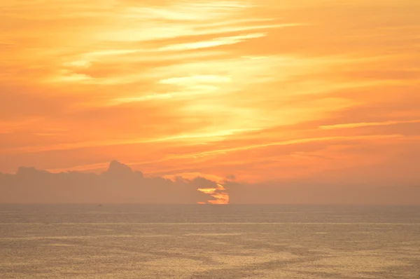 바다 위에 아름 다운 골든 선셋 — 스톡 사진