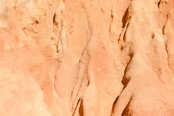 Mur rocheux rouge avec fond extérieur ensoleillé — Photo