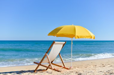 Sandalye ve şemsiye tropikal plaj arka plan tatil çarpıcı üzerinde