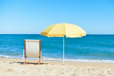 Sandalye ve şemsiye tropikal plaj arka plan tatil çarpıcı üzerinde