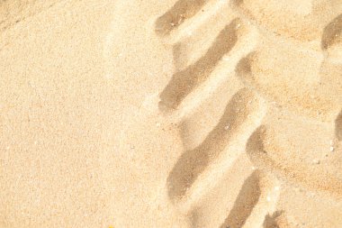 Seyahat hakkında makaleler için Kuru kum zemin üzerinde lastik izleri