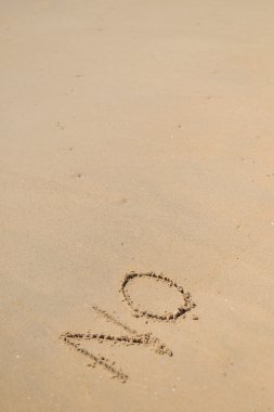 Kum plaj doku güneşli arka plan üzerinde yazılı hiçbir iz.