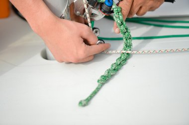 El tekne yat arka plan üzerinde ip bağlamak. fotoğraf portre