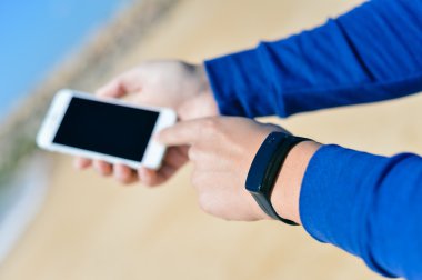 Cep telefonu izlemek kullanarak bağlantı kontrol tutan kişi. Güneşli arka plan