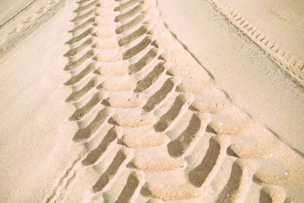 Hjulspåren på torr sand bakgrund — Stockfoto