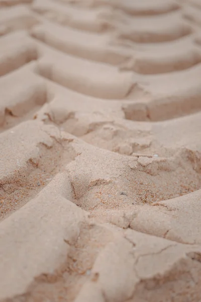 Close-up op band sporen op droog zand achtergrond voor artikelen over reizen — Stockfoto