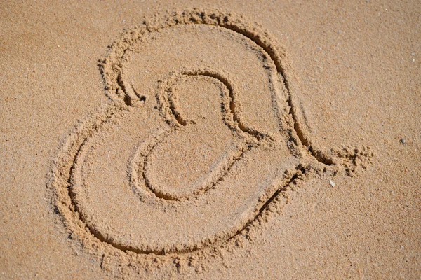 Corações desenhados na areia de uma praia — Fotografia de Stock