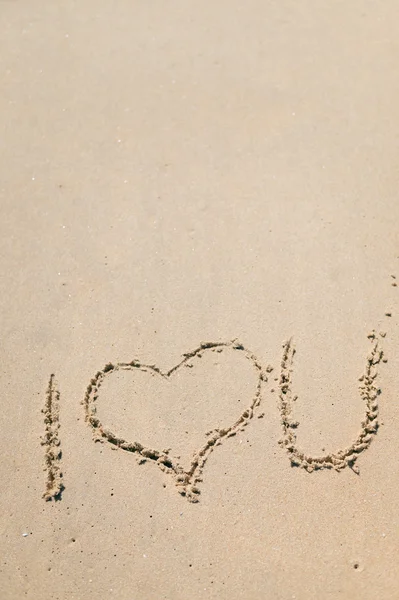 Seni seviyorum dış kum plaj arka plan üzerinde çizmek — Stok fotoğraf